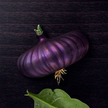 Брошь «красный лук»